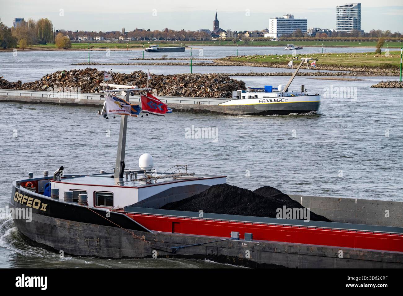 Das niederländische Frachtschiff Orfeo transportiert Kraftwerkskohle von den Niederlanden nach Mannheim, hier am Rhein bei Düsseldorf, mit einem Frachtschiff ca. Stockfoto
