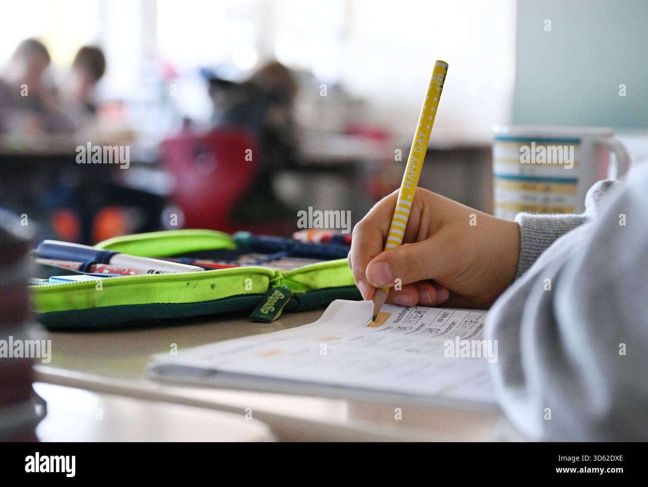 SYMBOL - 05. November 2025, Baden-Württemberg, Stuttgart: In einer Grundschule arbeitet ein Schüler der vierten Klasse in einem Notizbuch an seinen mathematischen Problemen. Foto: Bernd Weißbrod/dpa Stockfoto