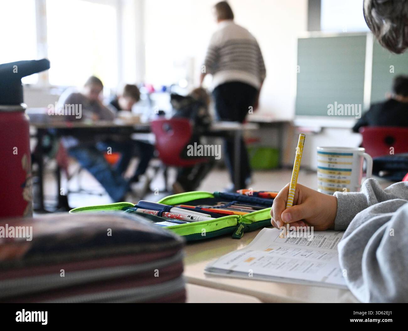 SYMBOL - 05. November 2025, Baden-Württemberg, Stuttgart: In einer Grundschule arbeitet ein Schüler der vierten Klasse in einem Notizbuch an seinen mathematischen Problemen. Foto: Bernd Weißbrod/dpa Stockfoto