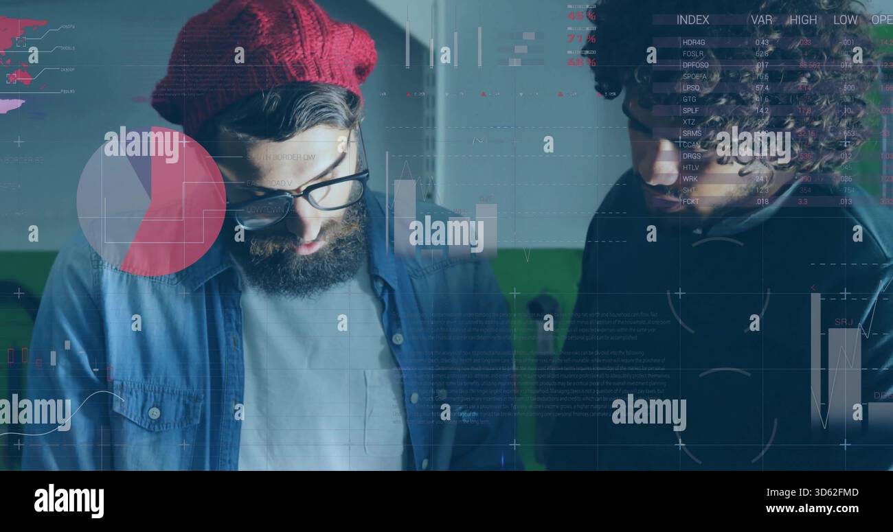 Zwei Kollegen, die visuelle Datenüberzüge im Büro überprüfen, mit Denim-Hemd und dunkler Jacke Stockfoto