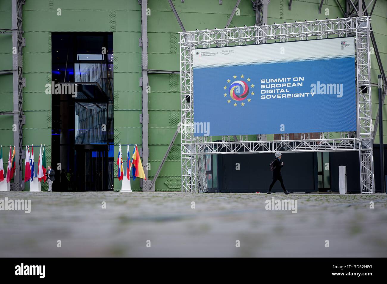Berlin, Deutschland. November 2025. Ein Teilnehmer läuft am EUREF-Campus vorbei und an einem Poster für den Europäischen Gipfel zur digitalen Souveränität. Das Gipfeltreffen findet auf Einladung des deutschen und französischen Digitalministeriums statt. Quelle: Kay Nietfeld/dpa/Alamy Live News Stockfoto