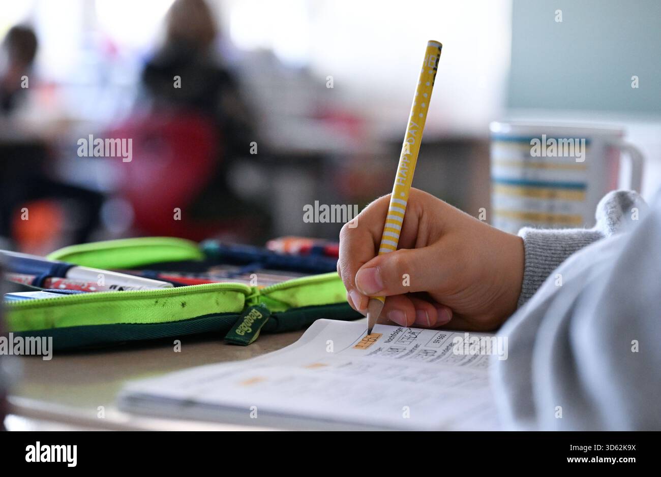 SYMBOL - 05. November 2025, Baden-Württemberg, Stuttgart: In einer Grundschule arbeitet ein Schüler der vierten Klasse in einem Notizbuch an seinen mathematischen Problemen. Foto: Bernd Weißbrod/dpa Stockfoto