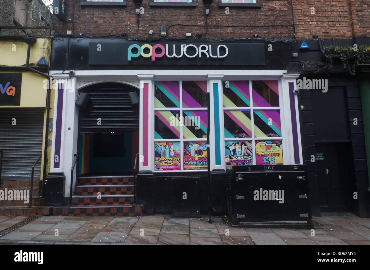 Der PopWorld Nachtclub in der Wood Street, Liverpool, mit einer schwarzen Fassade und lebendigen, geometrischen Pop-Art-Fenstern. Stockfoto