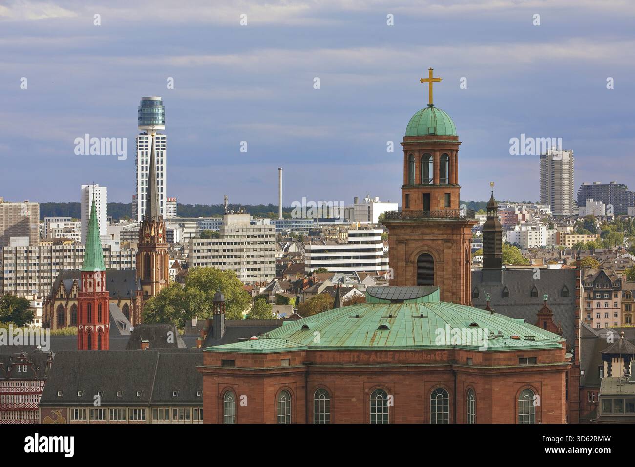 Stadtbild, Kirchtürme der St. Pauls Kirche, die Alte St. Nikolaus Kirche, die Kirche der drei Könige und der Henninger Turm, Deutschland, Hess Stockfoto