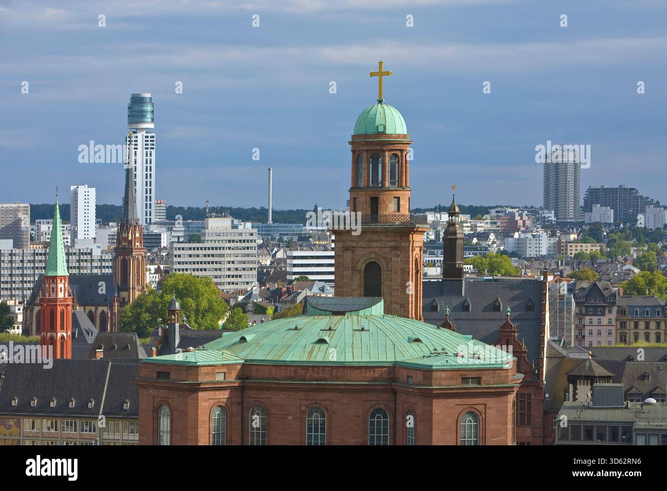 Stadtbild, Kirchtürme der St. Pauls Kirche, die Alte St. Nikolaus Kirche, die Kirche der drei Könige und der Henninger Turm, Deutschland, Hess Stockfoto