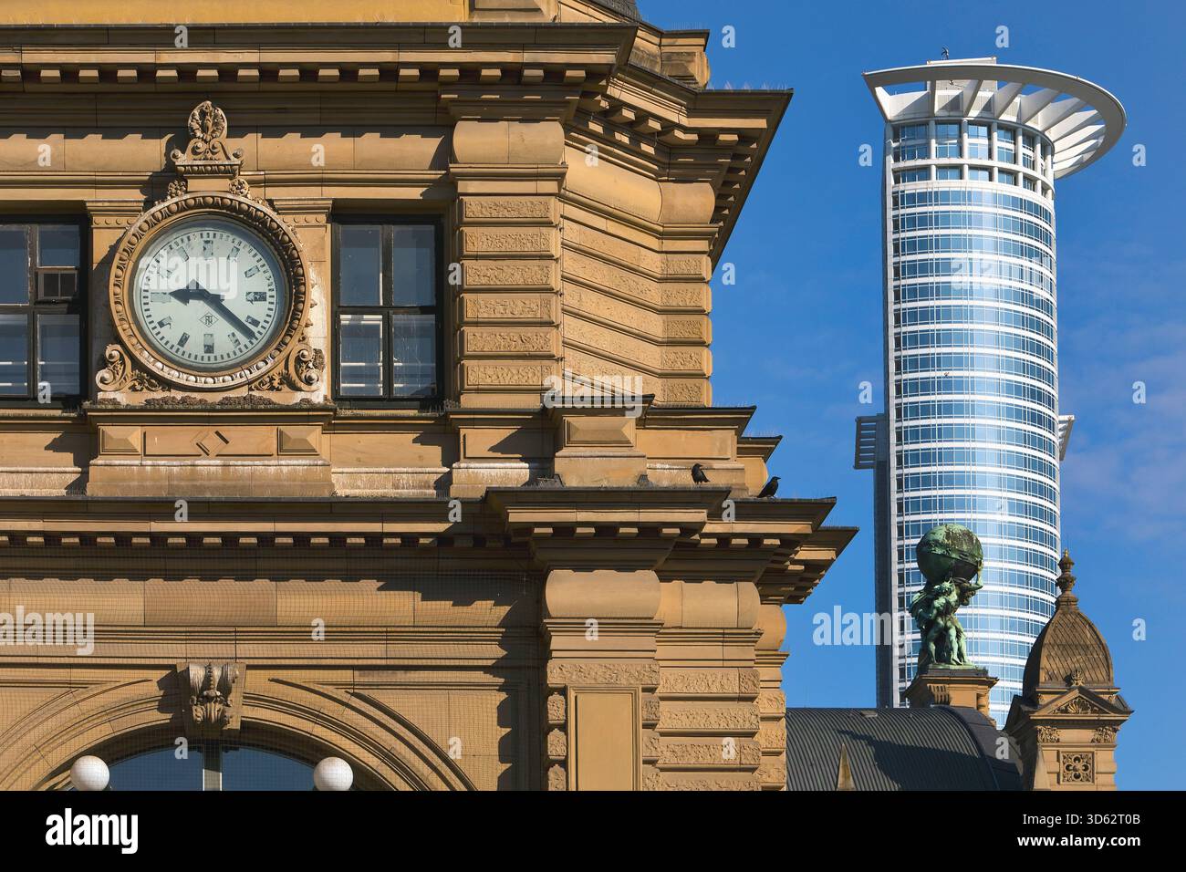 Hauptfront des Hauptbahnhofs mit Atlas vor dem Hochhaus der DZ Bank, Deutschland, Hessen, Frankfurt am Main Stockfoto