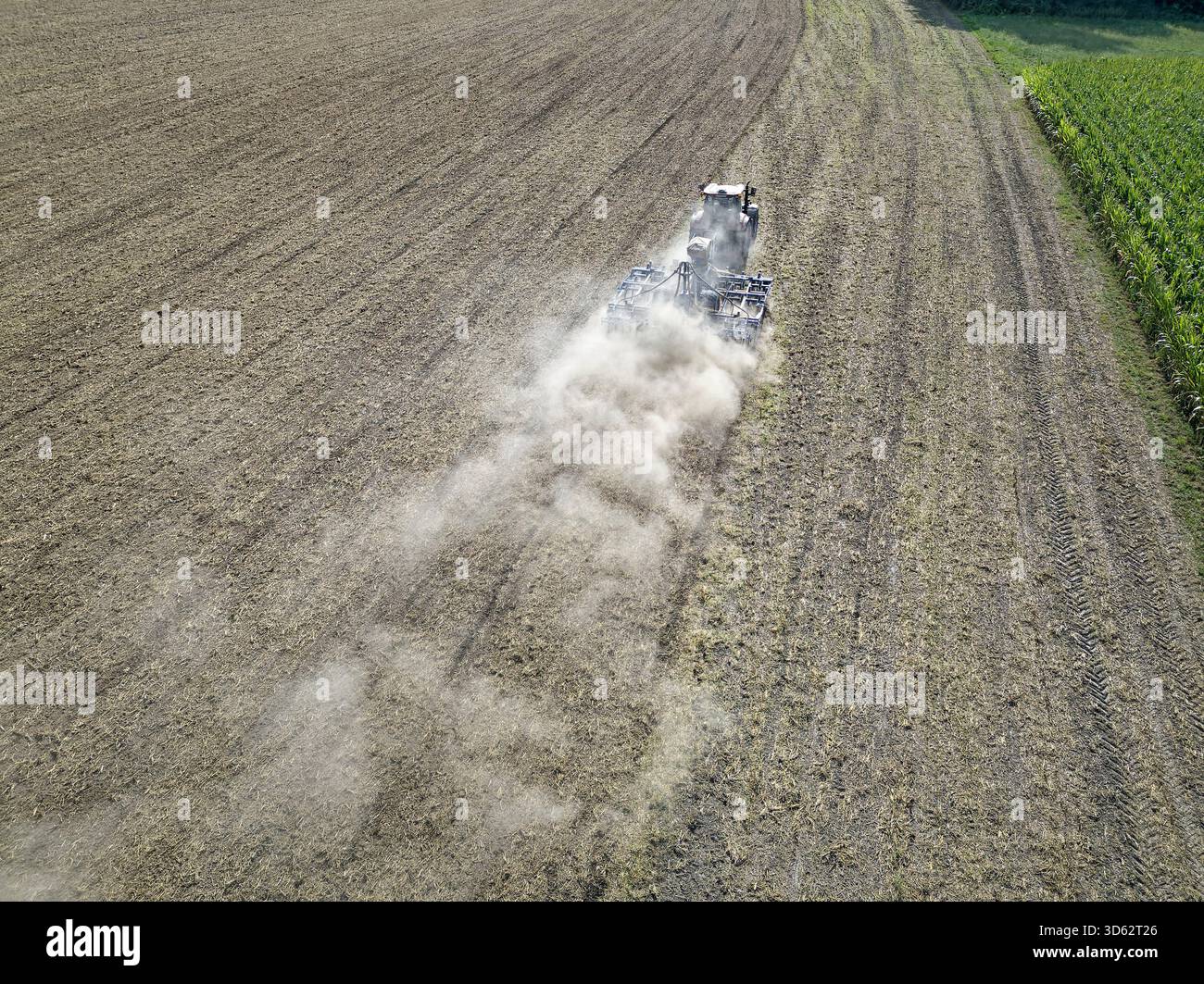Landwirt, der Winterkulturen mit einem Traktor aussäen kann, aus der Luft, Deutschland, Nordrhein-Westfalen Stockfoto