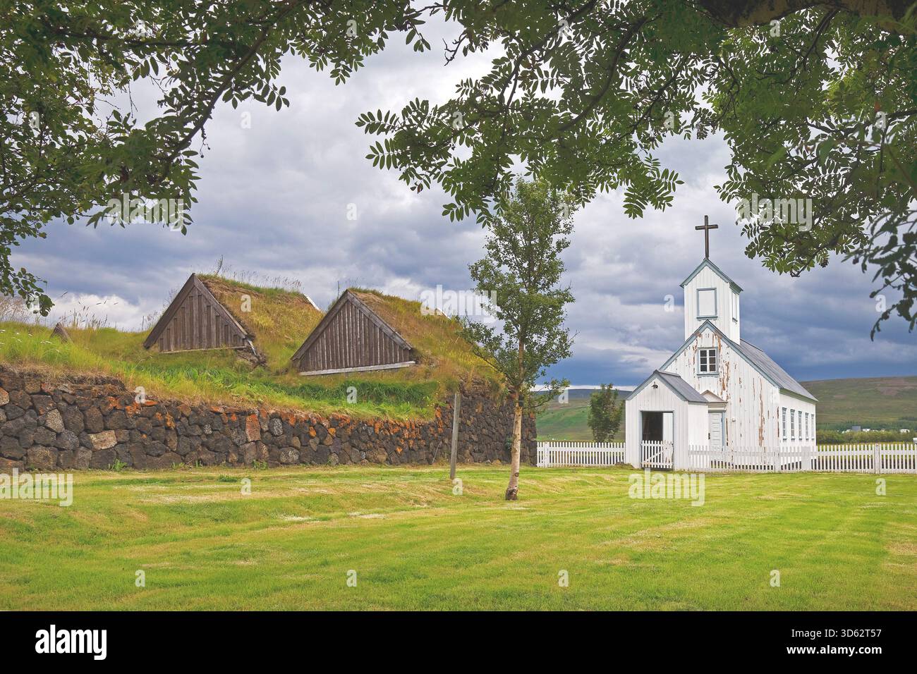 Grenjadarstadur Rasensiedlung mit Kirche, Island, Nordisland, Thingeyjarsveit Stockfoto