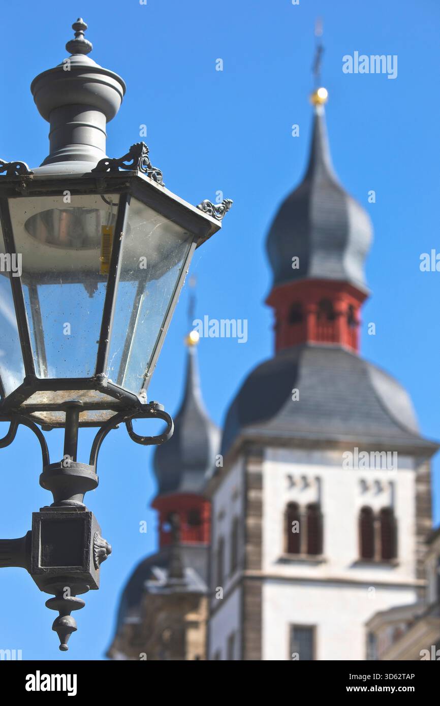 Historische Straßenlaterne vor den Kirchtürmen der Kirche des Heiligen Namens, Deutschland, Nordrhein-Westfalen, Bonn Stockfoto