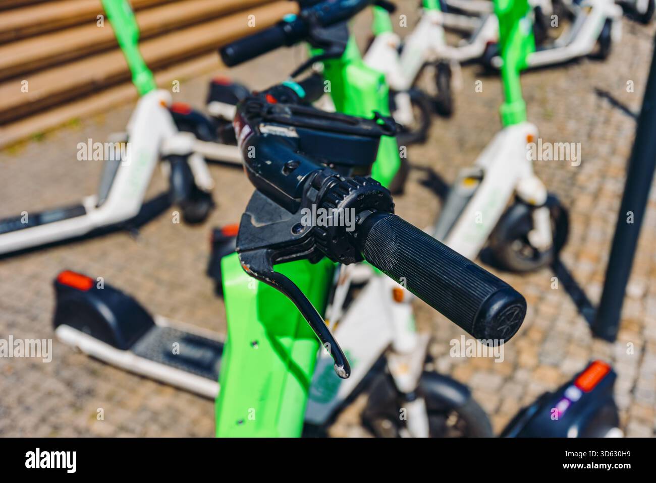 Grüne Elektroroller parken auf der Stadtstraße. Stockfoto