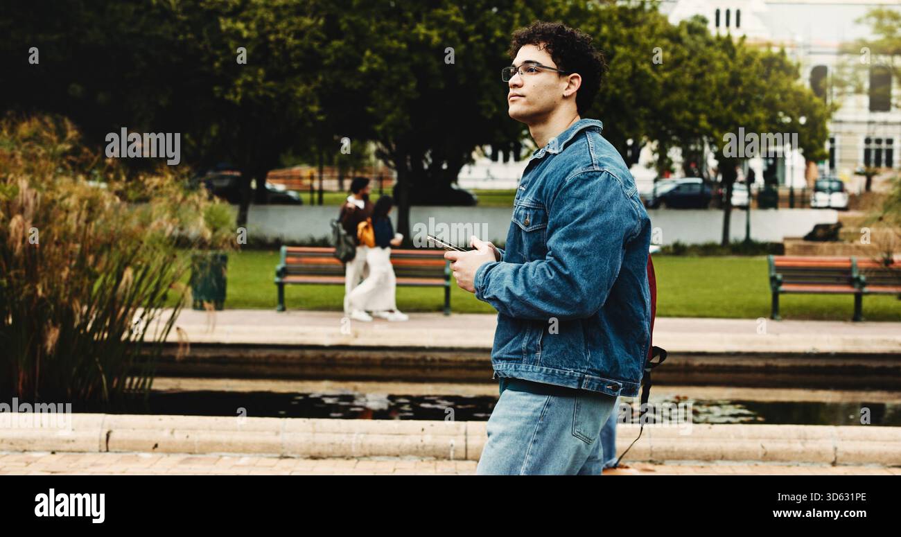 Smartphone, Thinking und Universität mit Mann-, Studenten- und Website-Informationen für Stipendien. Outdoor, College und Person mit Ideen, Auswahl und Handy Stockfoto