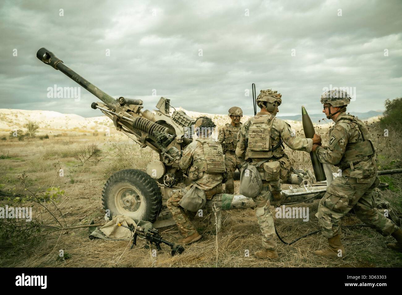 Fallschirmjäger der US-Armee, die dem 4. Bataillon, 319. Airborne Field Artillery Regiment, 173. Airborne Brigade, zugeordnet sind, führen Live-Feuerübungen durch Stockfoto