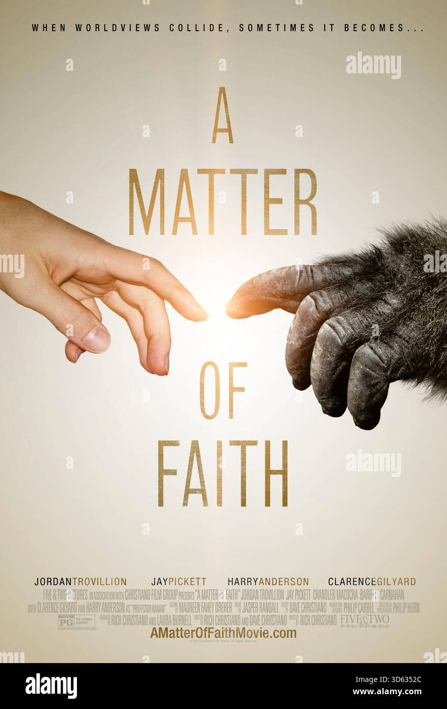 A Matter of Faith (2014) von Rich Christiano mit Jordan Trovillion, Jay Pickett und Harry Anderson. Eine christliche College-Studentin steht vor Herausforderungen ihrer Überzeugungen durch einen Biologieprofessor, was ihren Vater dazu veranlasst, den Professor zu konfrontieren und den Kreationismus in einer öffentlichen Debatte zu verteidigen. US-Poster NUR FÜR REDAKTIONELLE ZWECKE. Quelle: BFA / Christiano Film Group Stockfoto
