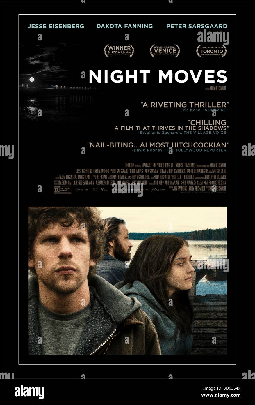 Night Moves (2013) von Kelly Reichardt mit Jesse Eisenberg, Dakota Fanning und Peter Sarsgaard. Drei radikale Umweltschützer schließen sich zusammen, um als Protest einen Wasserkraftdamm in die Luft zu sprengen, aber die Folgen ihres Verbrechens führen zu Misstrauen, Schuldgefühlen und irreversiblen Tragödien. US-Poster NUR FÜR REDAKTIONELLE ZWECKE. Quelle: BFA / Cinedigm Entertainment Group Stockfoto