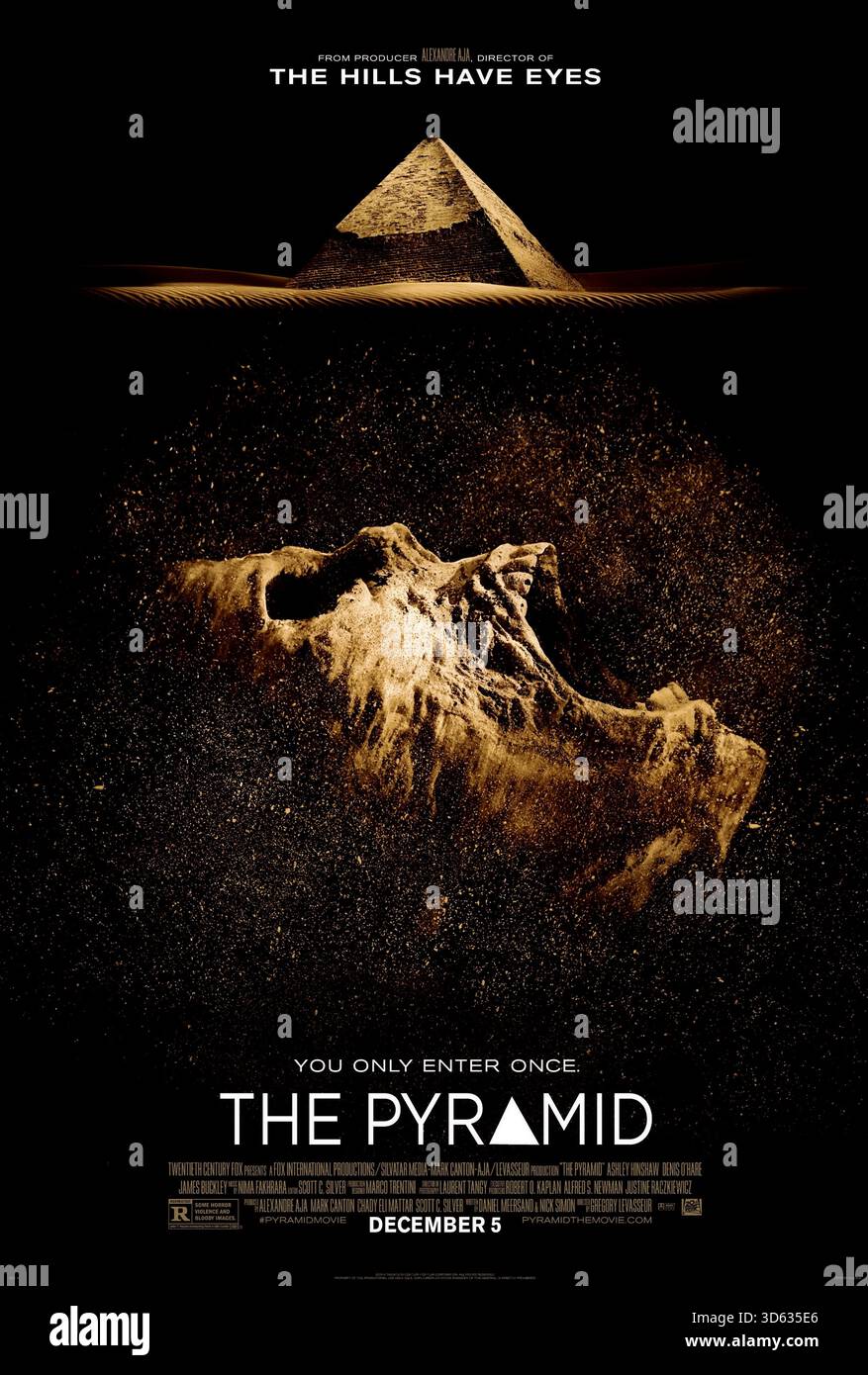 The Pyramid (2014) von Grégory Levasseur mit Ashley Hinshaw, James Buckley und Denis O’Hare. Ein Team von Archäologen, die eine begrabene Pyramide in Ägypten erforschen, wird von übernatürlichen Kräften und dem alten Gott Anubis gefangen genommen und gejagt. US-Poster NUR FÜR REDAKTIONELLE ZWECKE. Quelle: BFA / 20th Century Fox Stockfoto