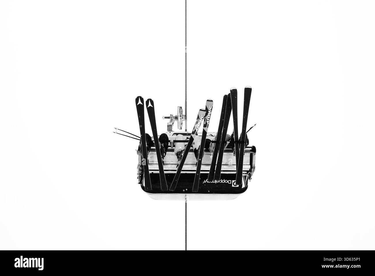 Österreich, Steiermark, Schladming-Dachstein, Schladming, 4-Berge-Skischaukel, Reiteralm, Hochwurzen, Planai, Hauser Kaibling, Winter, Schnee, Bergpanorama, Alpen, Skilift, Sessellift, Ski, Snowboard, Wintersport, Alpen, Liftanlage, Seilbahn, minimalistisch, RIDE Snowboards, Freeride, Bergbahn, schwarz-weiß Fotografie, monochrom, Doppelmayr, Doppelmayr-Gruppe, Weltmarktführer Seilbahnbau - Archiv Copyright: xStefanxTrochax Stockfoto