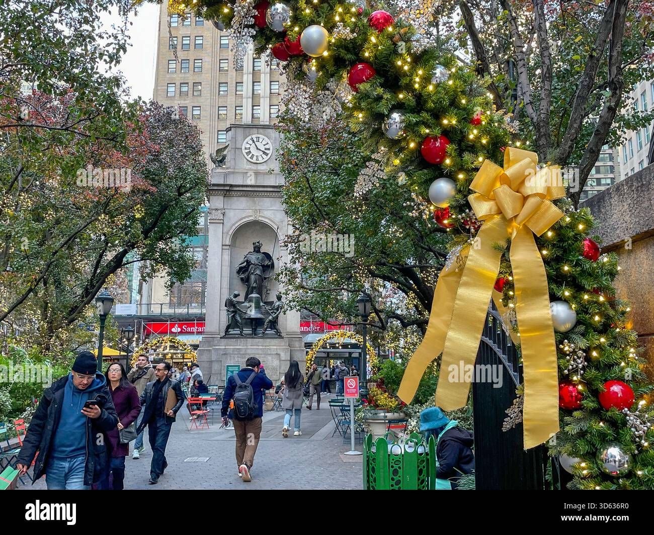 Der Herald Squar Park ist zu Weihnachten vor Macy's Kaufhaus, 2025, New York City, USA, dekoriert - Smartphone-aufgenommenes Stockfoto