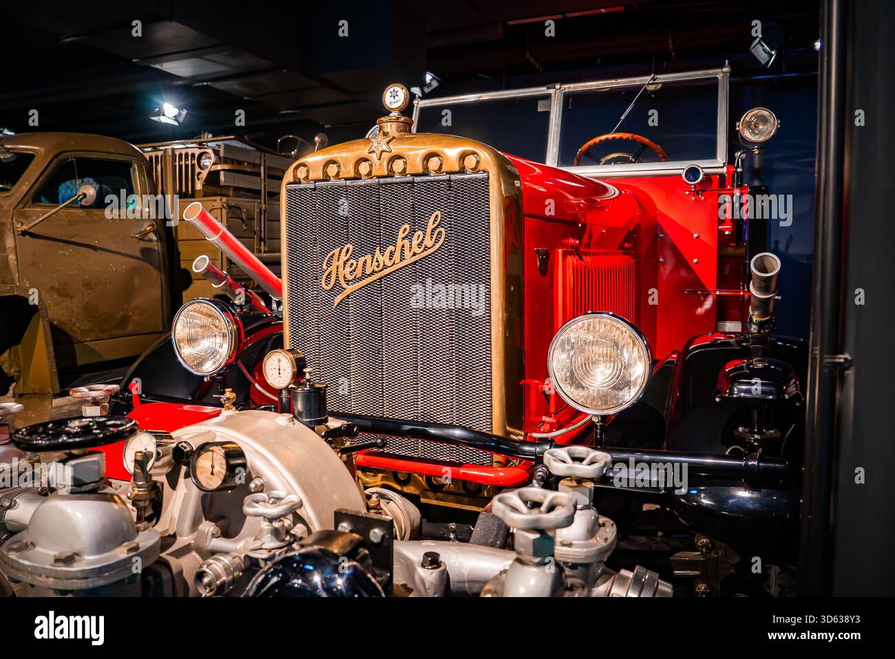 Roter Henschel Feuerwehrwagen in der Automuseum-Galerie Stockfoto