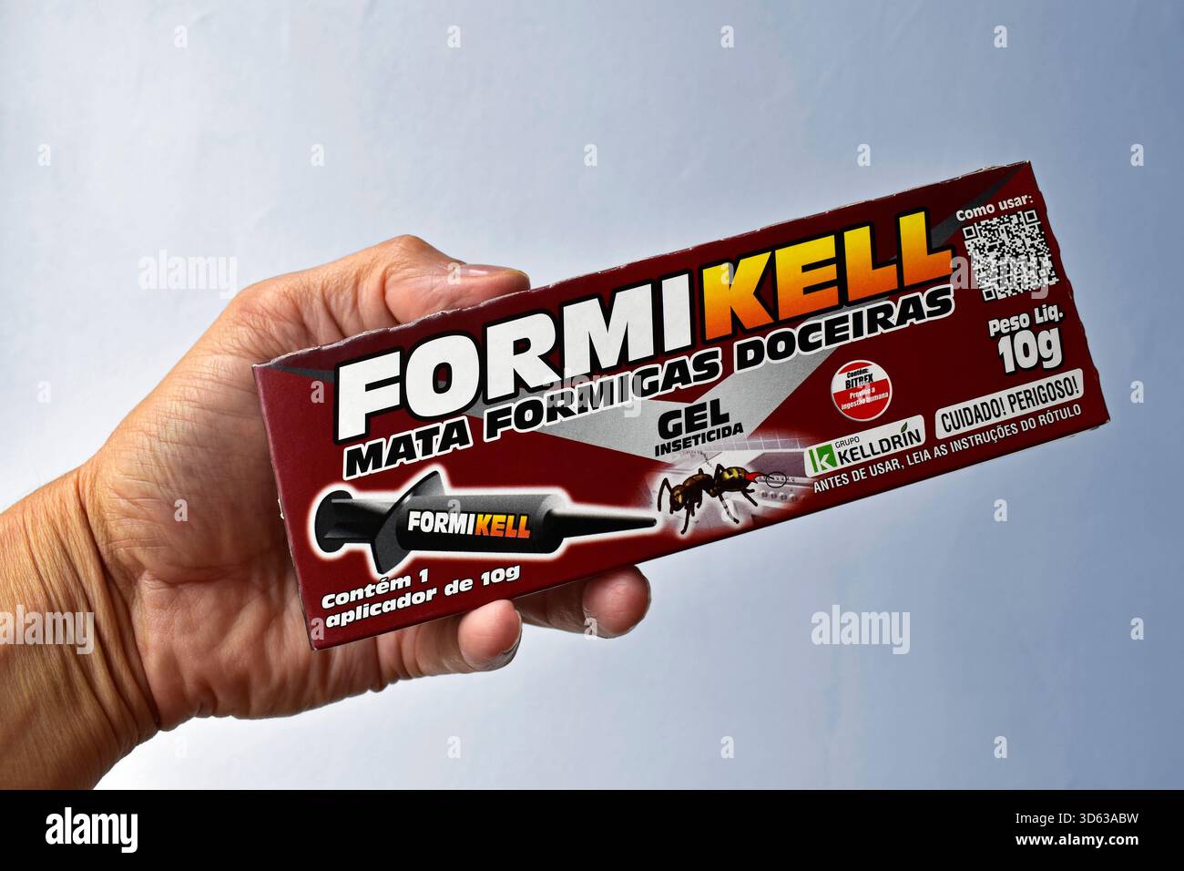 RIO DE JANEIRO, BRASILIEN - 17. November 2025: Hand in der Hand mit einer Kiste Ameisenmörder Stockfoto