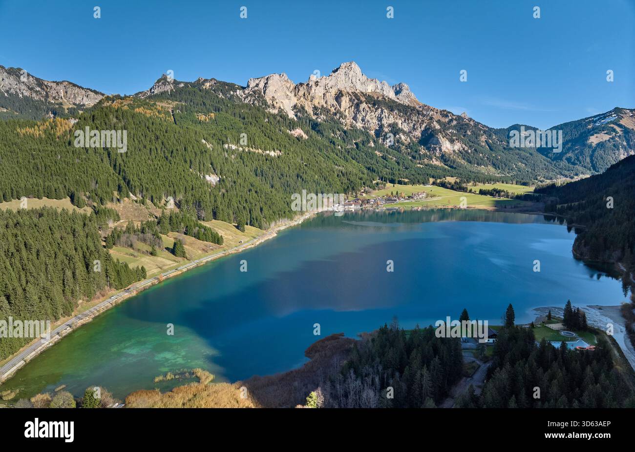 Luftbild des Haldensees im Tannheimer Tal mit Dorf oh Haller und Rote Fluh, Tirol, Österreich Stockfoto