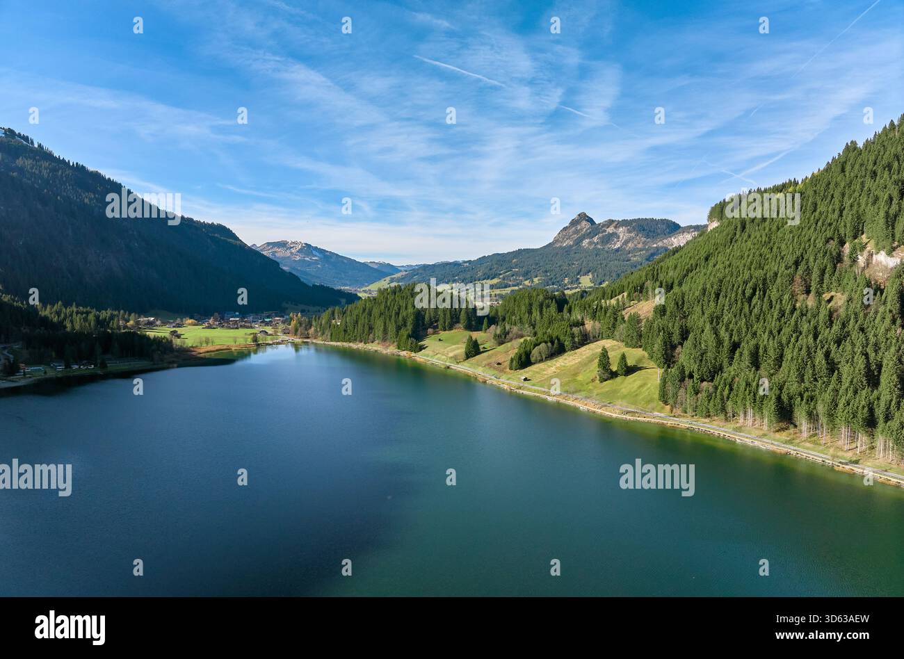 Luftbild des Haldensees im Tannheimer Tal mit Dorf oh Haller und Rote Fluh, Tirol, Österreich Stockfoto