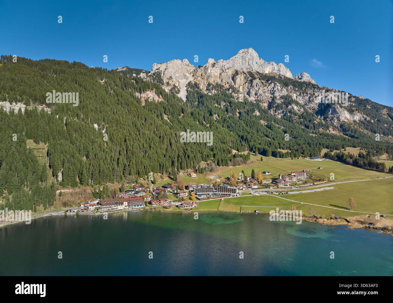 Luftbild des Haldensees im Tannheimer Tal mit Dorf oh Haller und Rote Fluh, Tirol, Österreich Stockfoto