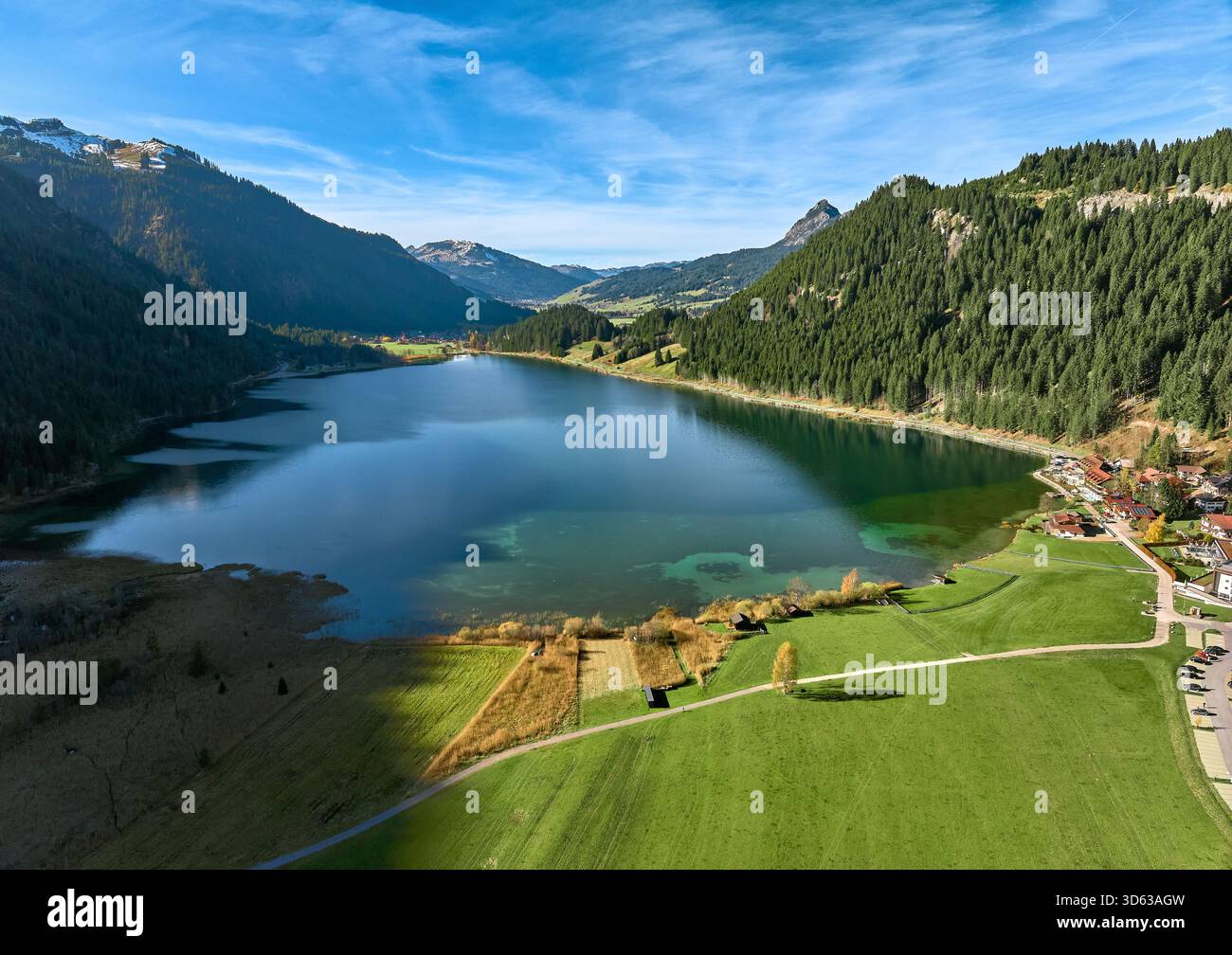 Luftbild des Haldensees im Tannheimer Tal mit Dorf oh Haller und Rote Fluh, Tirol, Österreich Stockfoto