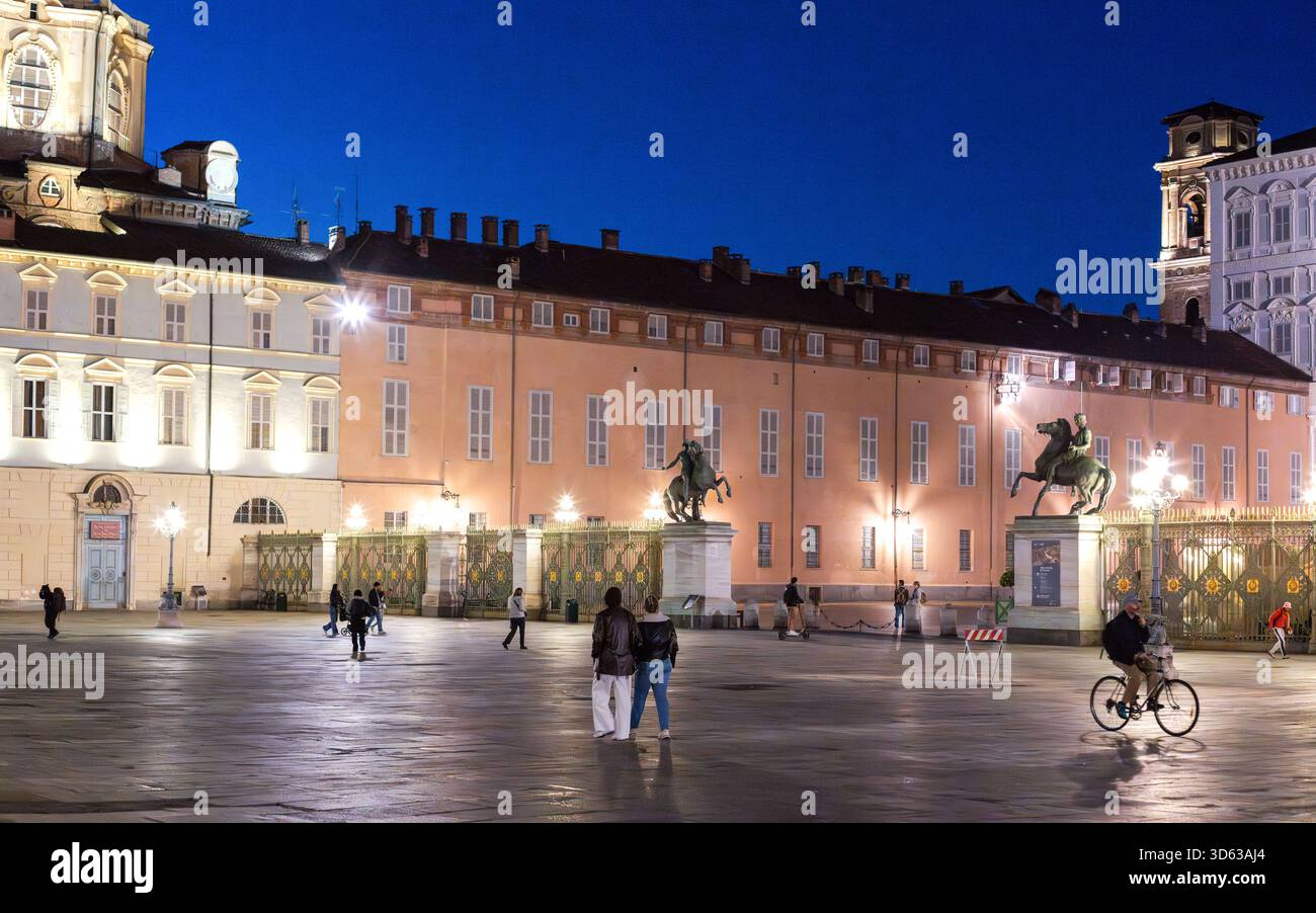Abendliche Szene auf der Piazza Castello mit Reiterstatuen, Turin, Italien. Turin, Italien. Stockfoto