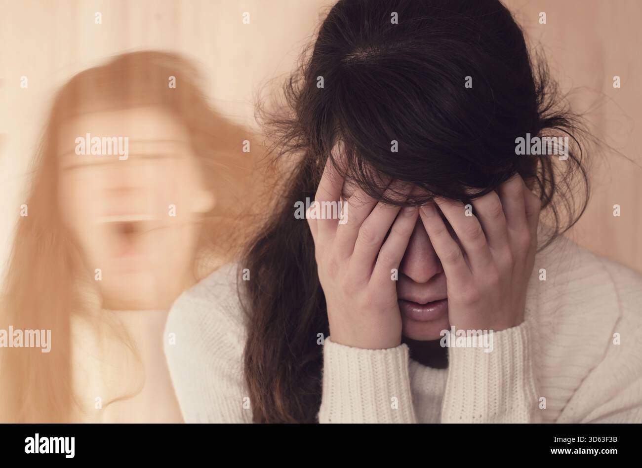 Emotionales Porträt einer Frau mit psychischen Störungen (Schozophrenie oder dissoziative Identitätsstörung) Stockfoto