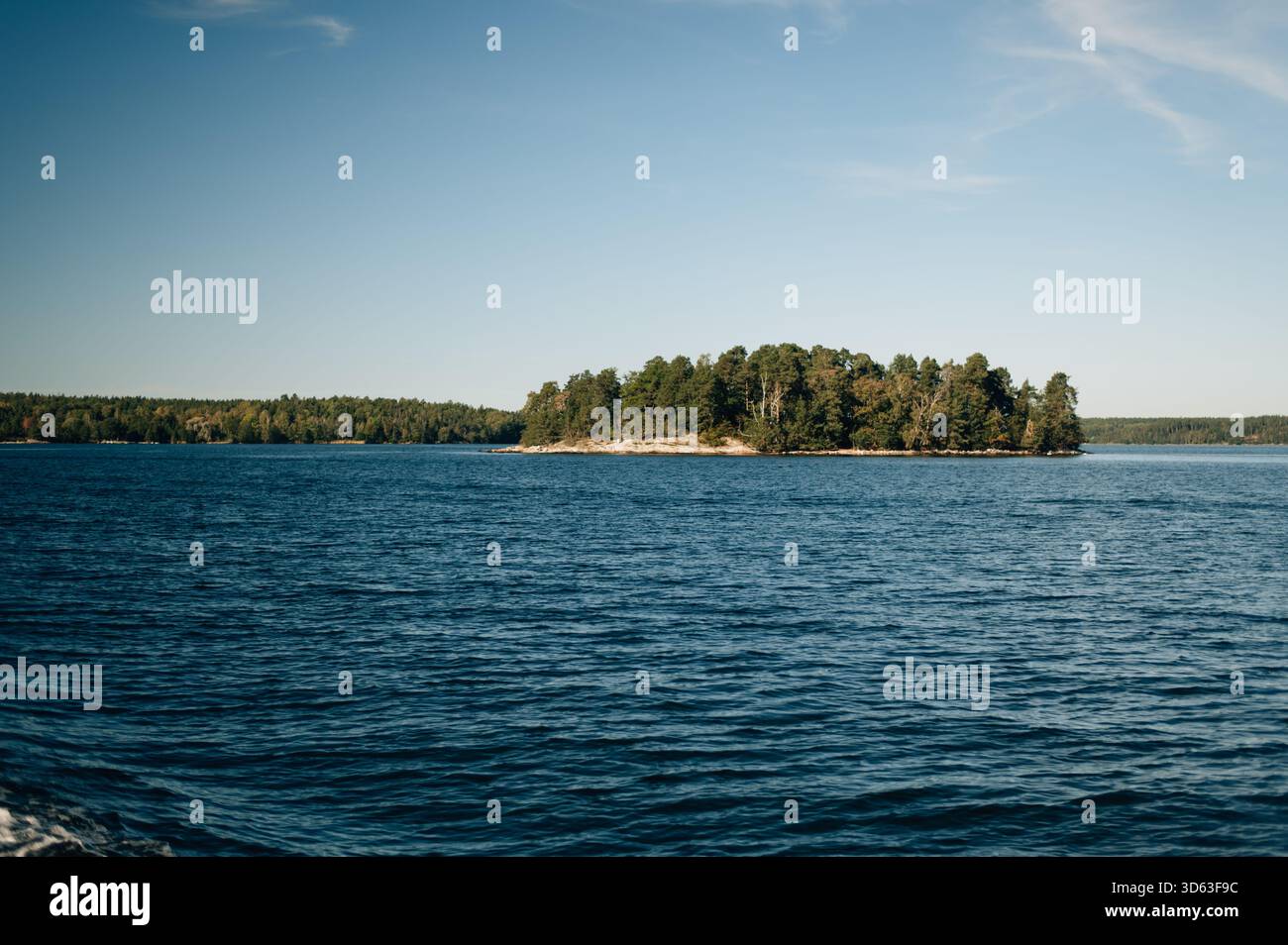 Blick auf die Insel vom Wasser. Hochwertige Fotos Stockfoto