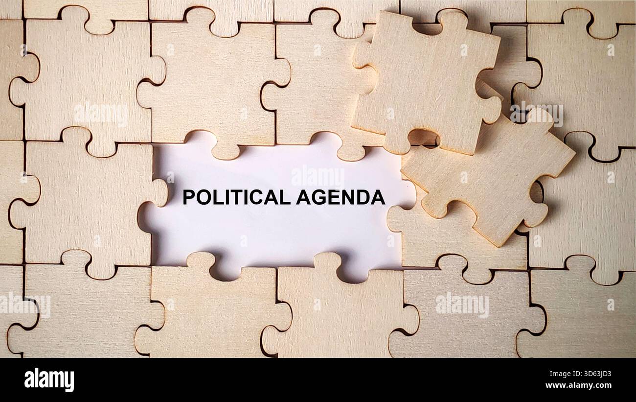 Das Puzzleteil „Missing Puzzle“ zeigt den Text „Political Agenda“ im Zentrum Stockfoto