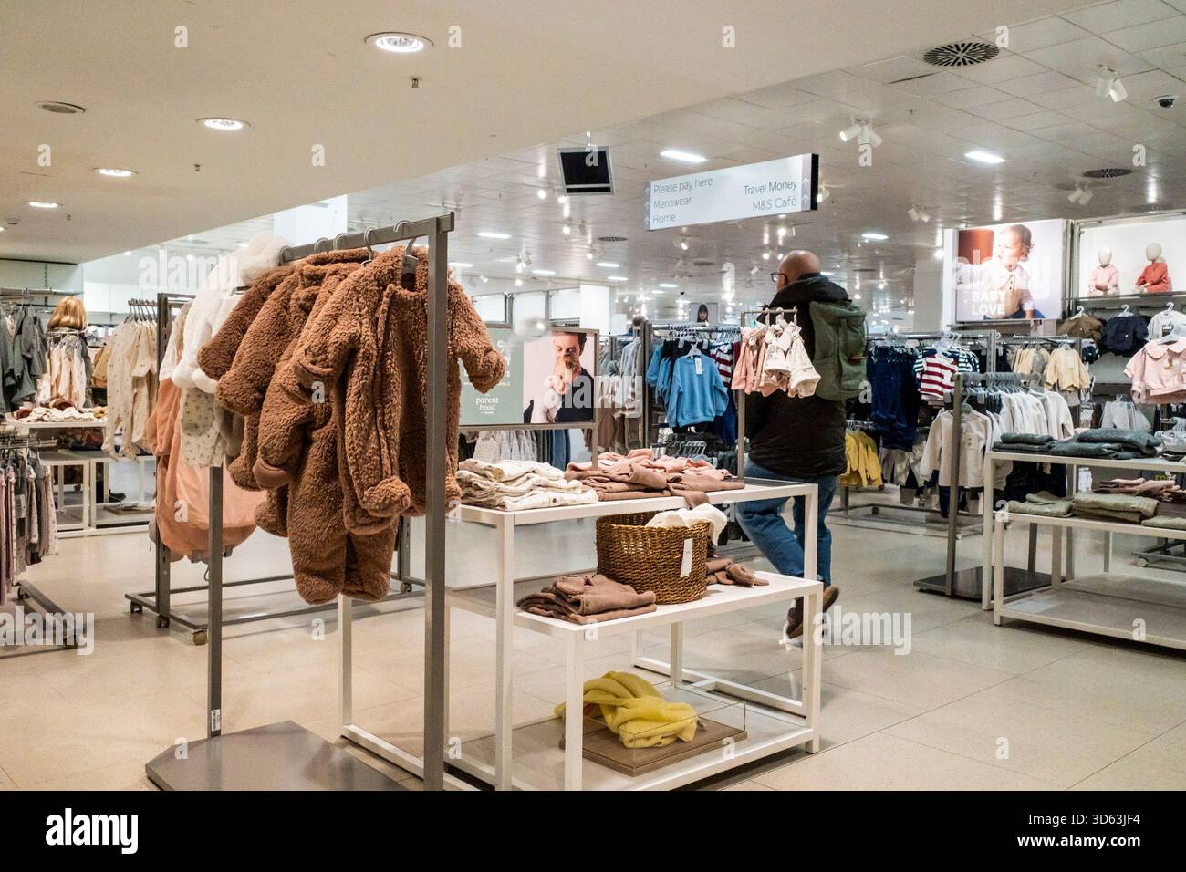 Das Innere eines Marks and Spencer-Geschäfts in Truro in Cornwall, Großbritannien. Stockfoto