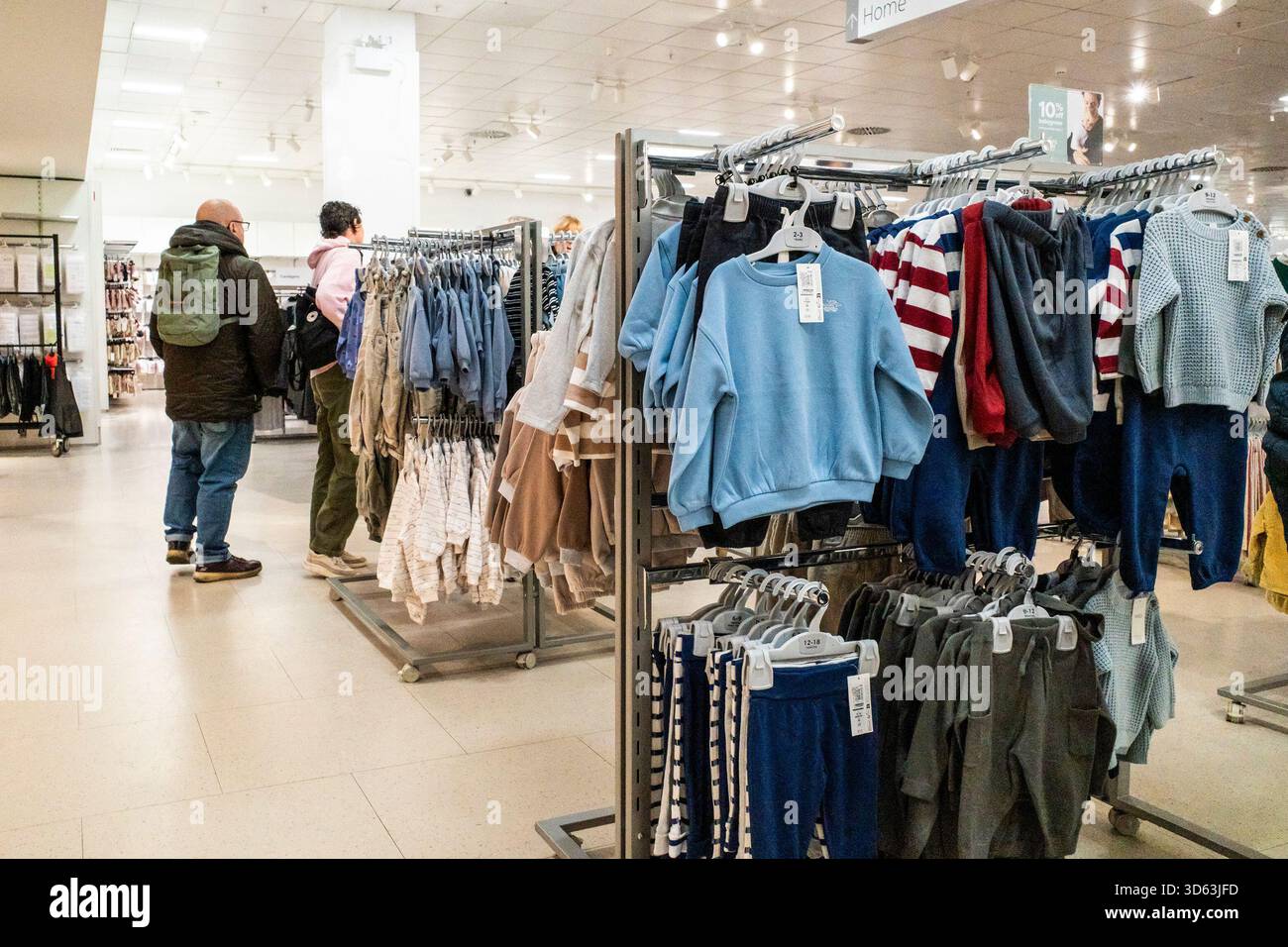 Das Innere eines Marks and Spencer-Geschäfts in Truro in Cornwall, Großbritannien. Stockfoto