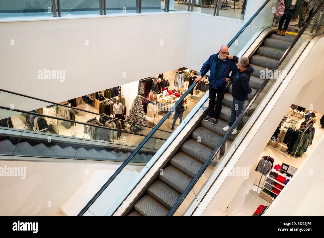 Das Innere eines Marks and Spencer-Geschäfts in Truro in Cornwall, Großbritannien. Stockfoto