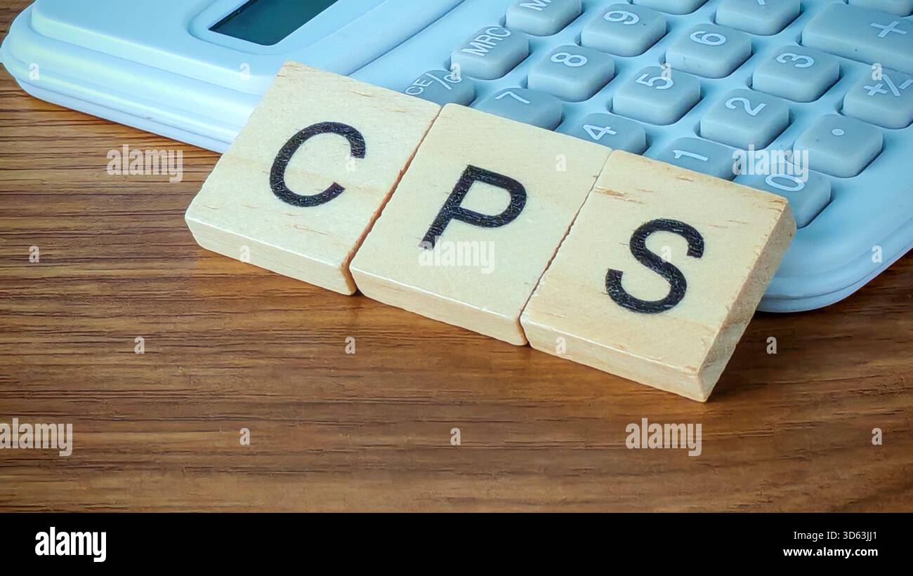 Wooden Scrabble Tiles Rechtschreibung CPS auf einem Rechner für Geschäfts- und Finanzkonzepte Stockfoto