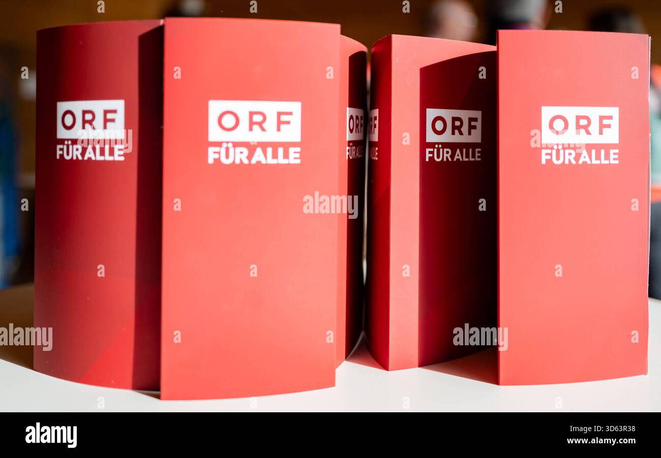 20251118 PG ORF Medienupdate zum Eurovision Song Contest 2026 in Wien, OESTERREICH - 18. NOVEMBER: Sujet - Symolbild - Mediengespraech anlaesslich eines ORF Updates zum 70. Eurovision Song Contest vom 12. bis zum 16. Mai 2026 in Wien im Foyer der Halle F der Wiener Stadthalle am 18. November 2025 in Wien, Oesterreich. 251118 SEPA 17 061 Copyright: XIsabellexOuvrardx SEPAxMedia Stockfoto