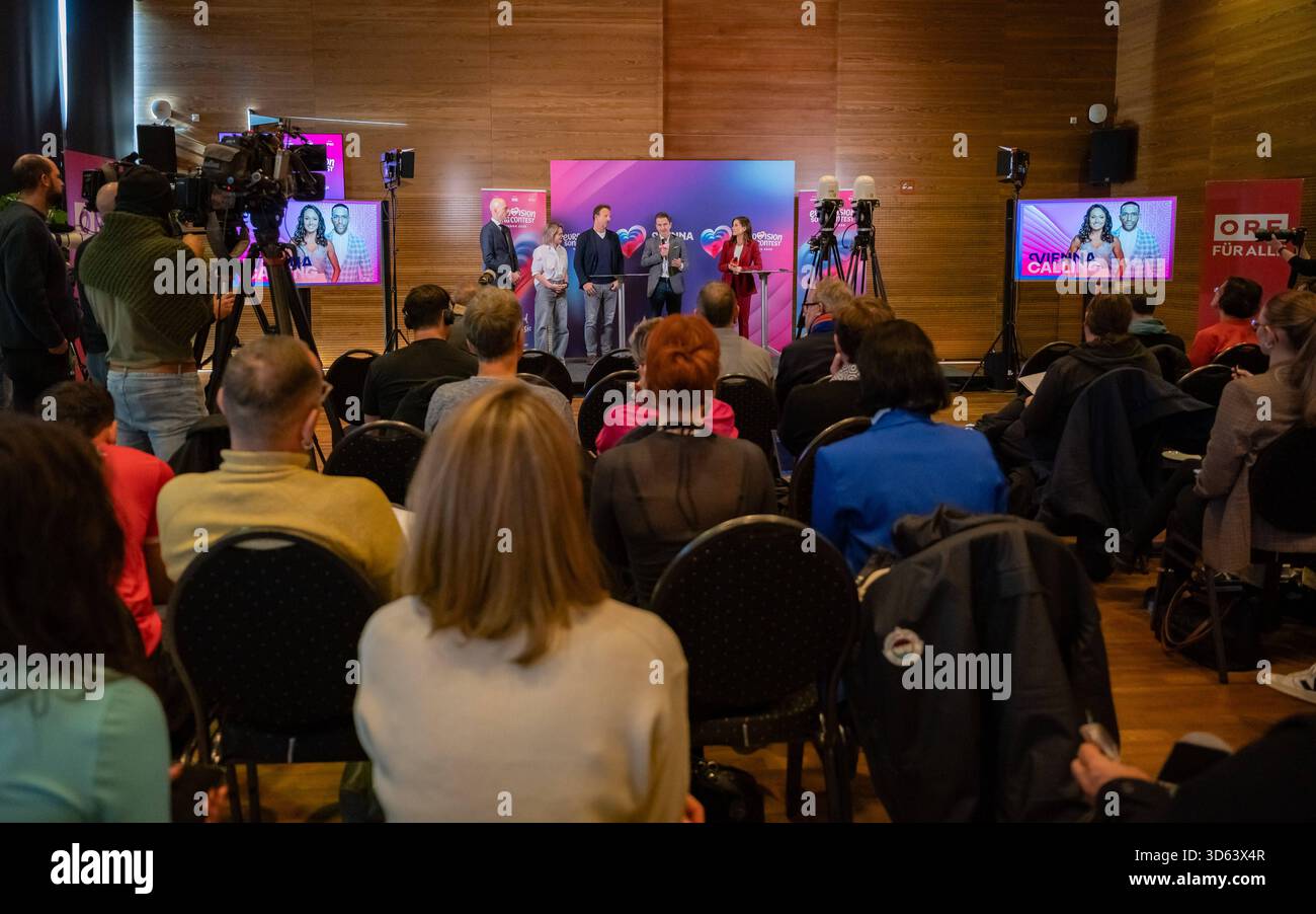 20251118 PG ORF Medienupdate zum Eurovision Song Contest 2026 in Wien, OESTERREICH - 18. NOVEMBER: Geschaeftsfuehrer der Wiener Stadthalle und Gesamtverantwortlicher für den Eurovision Song Contest 2026 Thomas Waldner, ORF Fernseh-Programmdirektorin Stefanie Groiss-Horowitz, ORF Executive Producer des Song Contest 2026 Michael Kroen, ORF-Generaldirektor Roland Weissmann und Journalistin, Kolumnistin und Moderatorin Katia Wagner waehrend des Medienzum praechs anlaesslich eines ORF Updates 70. Eurovision Song Contest vom 12. bis zum 16. Mai 2026 in Wien im Foyer der Halle F der Wiener S Stockfoto