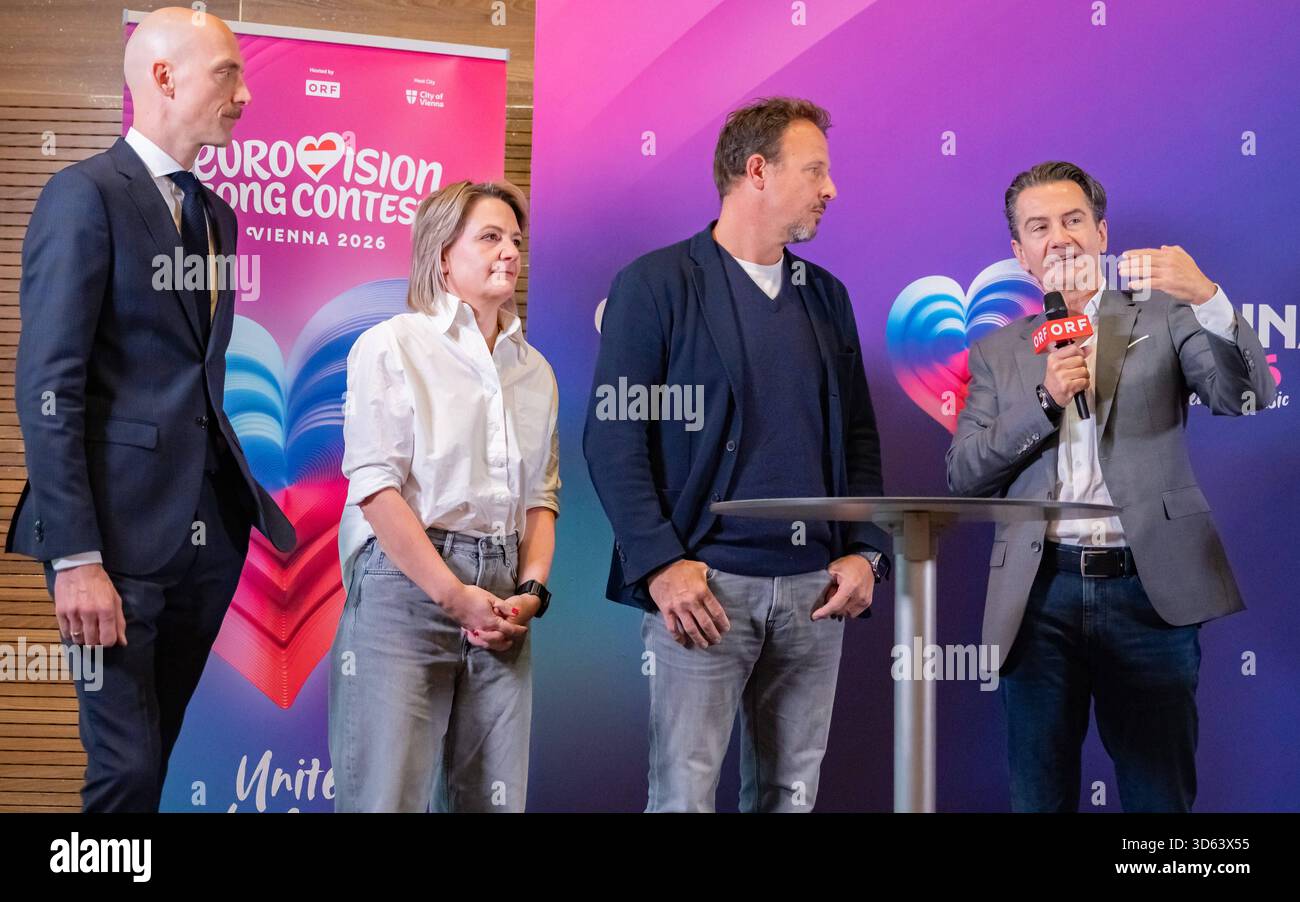 20251118 PG ORF Medienupdate zum Eurovision Song Contest 2026 in Wien, OESTERREICH - 18. NOVEMBER: Geschaeftsfuehrer der Wiener Stadthalle und Gesamtverantwortlicher für den Eurovision Song Contest 2026 Thomas Waldner, ORF Fernseh-Programmdirektorin Stefanie Groiss-Horowitz, ORF Executive Producer des Song Contest 2026 Michael Kroen und ORF-Generaldirektor Roland Weissmann waehrend des Mediengespraechs anlaesslich eines ORF Updates zum 70. Eurovision Song Contest vom 12. bis zum 16. Mai 2026 in Wien im Foyer der Halle F der Wiener Stadthalle am 18. November 2025 in Wien, Oesterreich. 251 Stockfoto