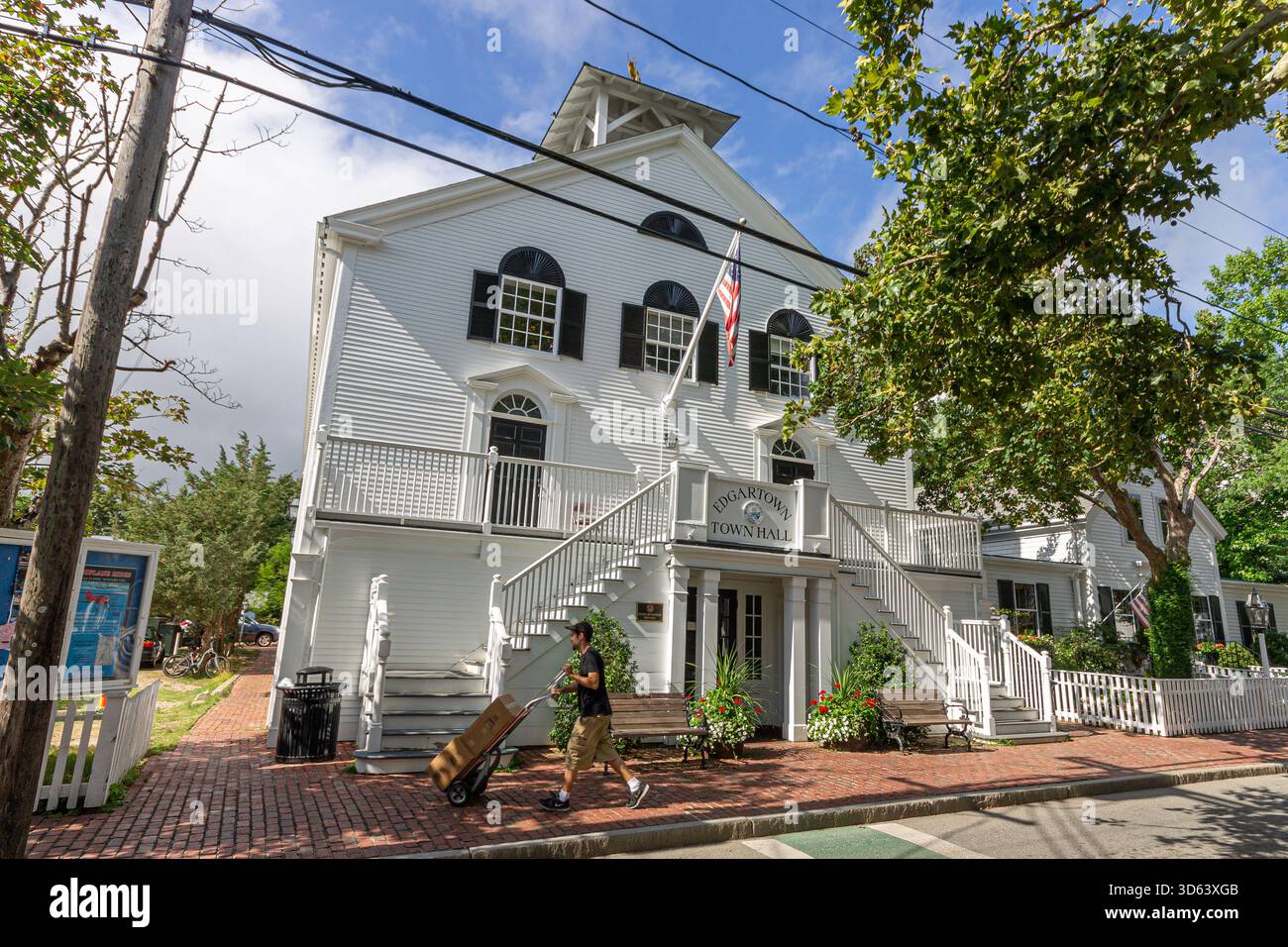 Martha's Vineyard, Massachusetts. Das historische Edgartown Town Hall an der 70 Main Street, ehemals Methodist Meeting House, erbaut 1828, mit Colonial Stockfoto