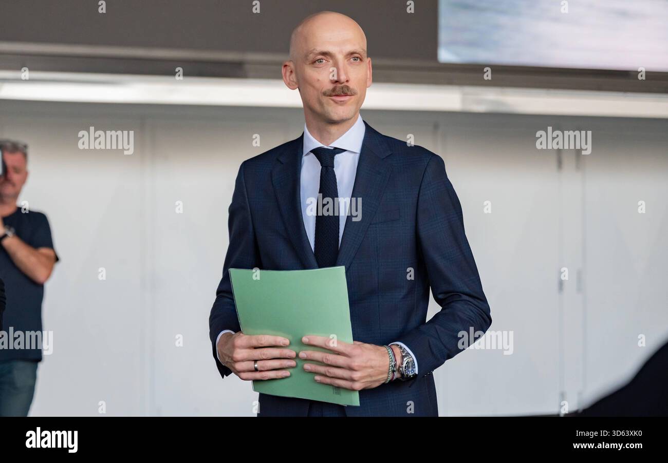 20251118 PG ORF Medienupdate zum Eurovision Song Contest 2026 in Wien, OESTERREICH - 18. NOVEMBER: Pressefuehrung durch den Geschaeftsfuehrer der Wiener Stadthalle und Gesamtverantwortlicher für den Eurovision Song Contest 2026 Thomas Waldner nach dem Mediengespraech anlaesslich eines ORF Updates zum 70. Eurovision Song Contest vom 12. bis zum 16. Mai 2026 in Wien in der Wiener Stadthalle am 18. November 2025 in Wien, Oesterreich. 251118 SEPA 17 052 Copyright: XIsabellexOuvrardx SEPAxMedia Stockfoto