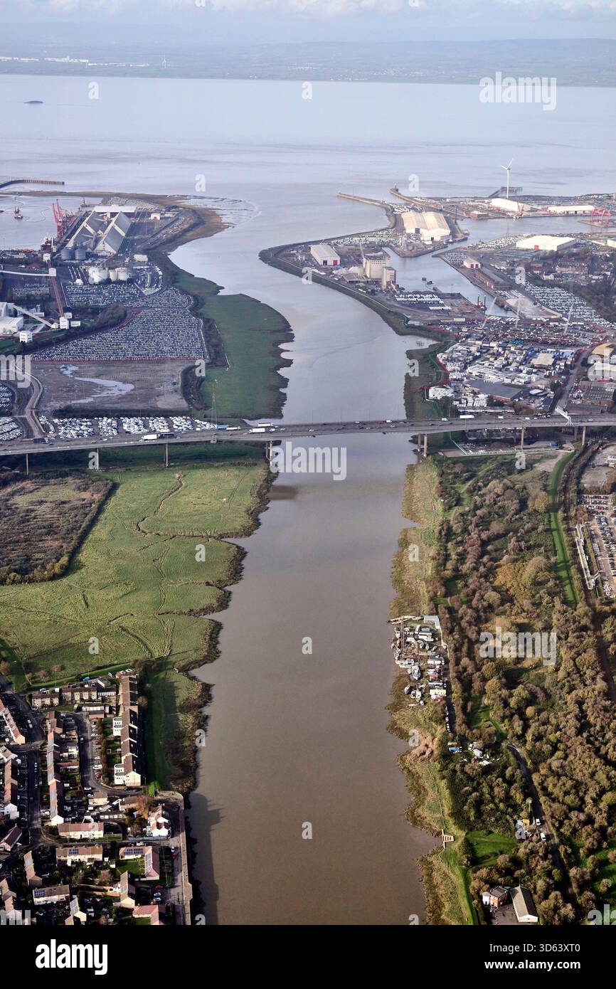 Eine Drohnenaufnahme des Flusses Avon, als er unter dem M5-Highway in Avonmouth, Bristol, Südwest-England, fließt Stockfoto
