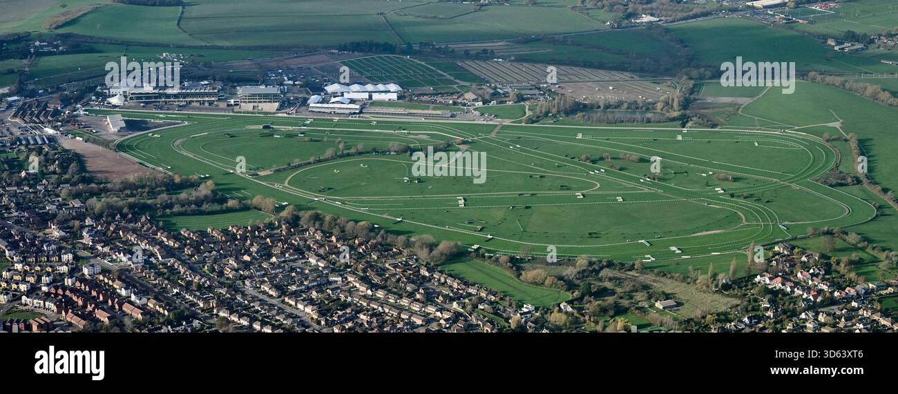 Ein Drohnenfoto von Cheltenham Rennstrecke, Gloucestershire, Zentralengland, Großbritannien Stockfoto