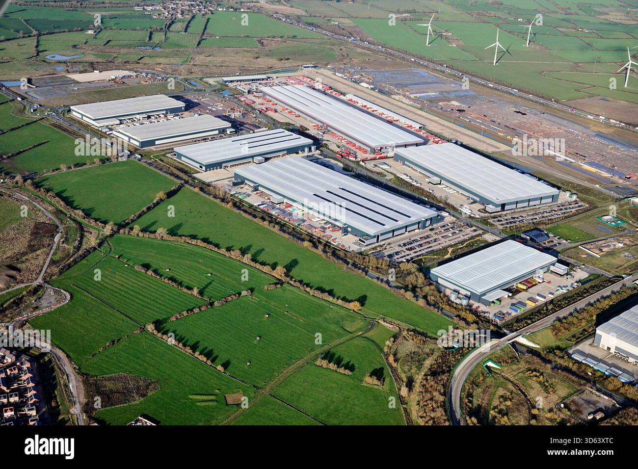 Ein Drohnenfoto von Warehousing im „Golden Triangle“ an der M1/M45 Kreuzung in der Nähe von Rugby, West Midlands, Zentralengland, Großbritannien Stockfoto