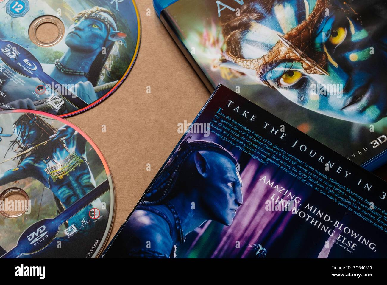 „Avatar“-DVDs und Blu-ray-Discs mit Filmbeschreibungen, isoliert auf hellem, einfachem Hintergrund. Stockfoto