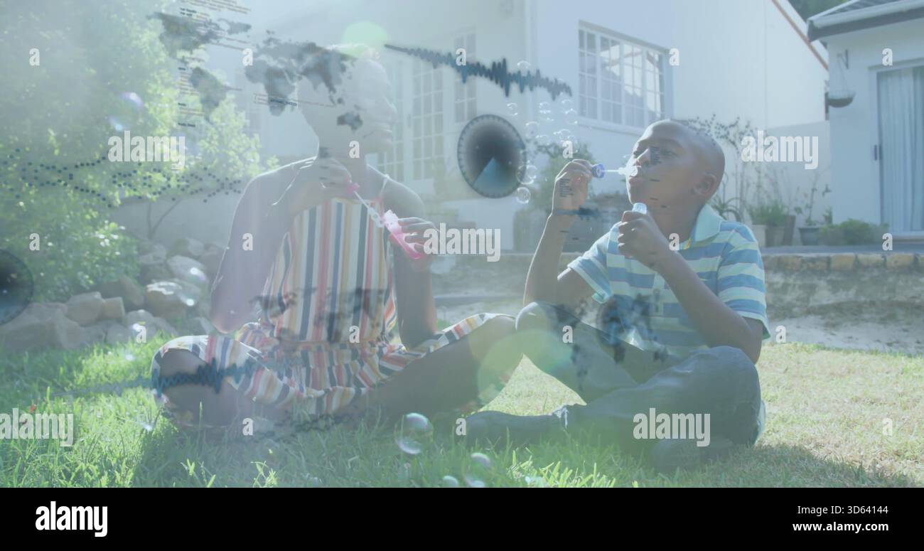 Blasen blasen, Frau, Junge, der auf dem Rasen sitzt, in gestreiftem Kleid und Polo, mit Sträuchern, Flare-Overlays Stockfoto
