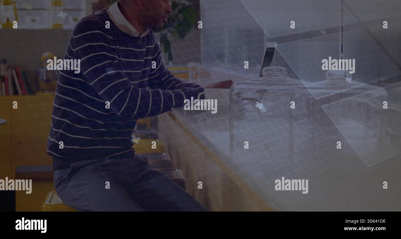 Arbeitender Mann mit gestreiftem Pullover und Kragen-Hemd, der am Laptop am Café-Theke schreibt, mit Becher Stockfoto