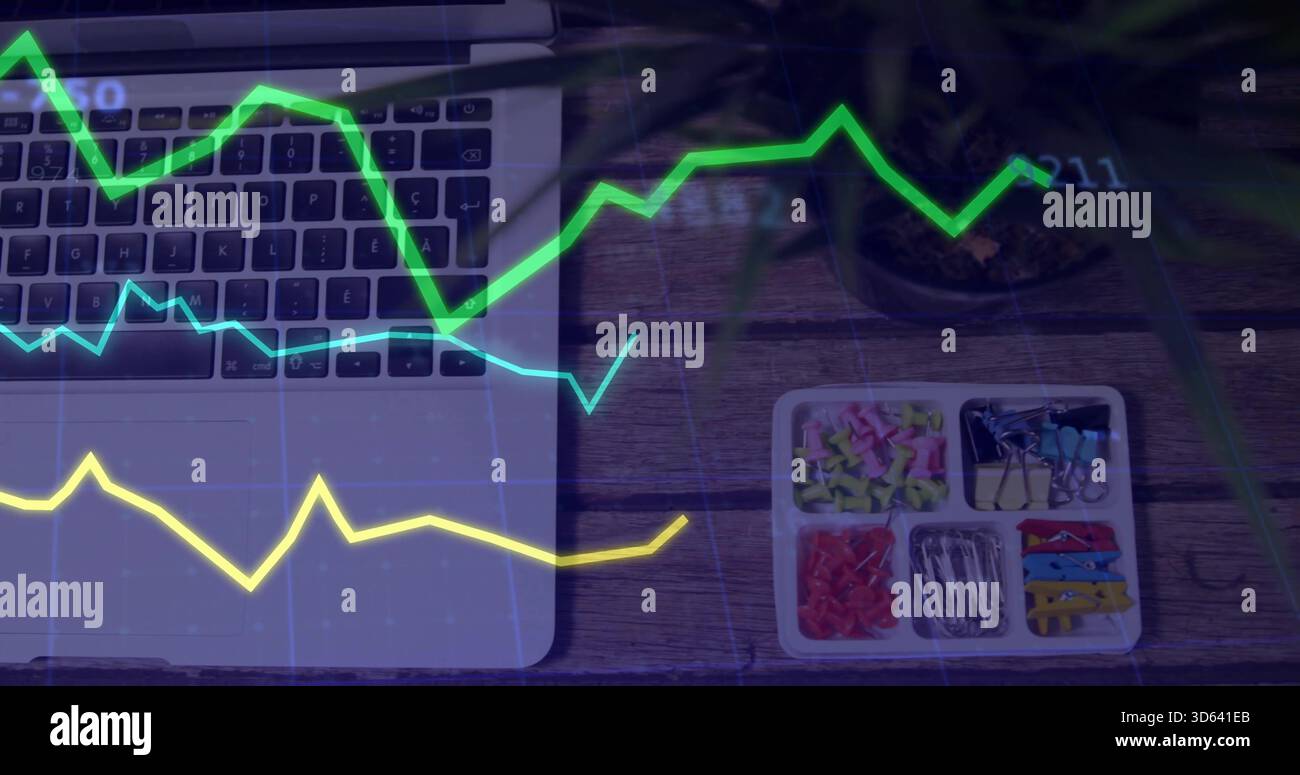 Anzeige einer partiellen Laptop-Tastatur, Trackpad auf dem linken Holztisch mit Ablage, Anlage, Diagrammüberlagerung Stockfoto