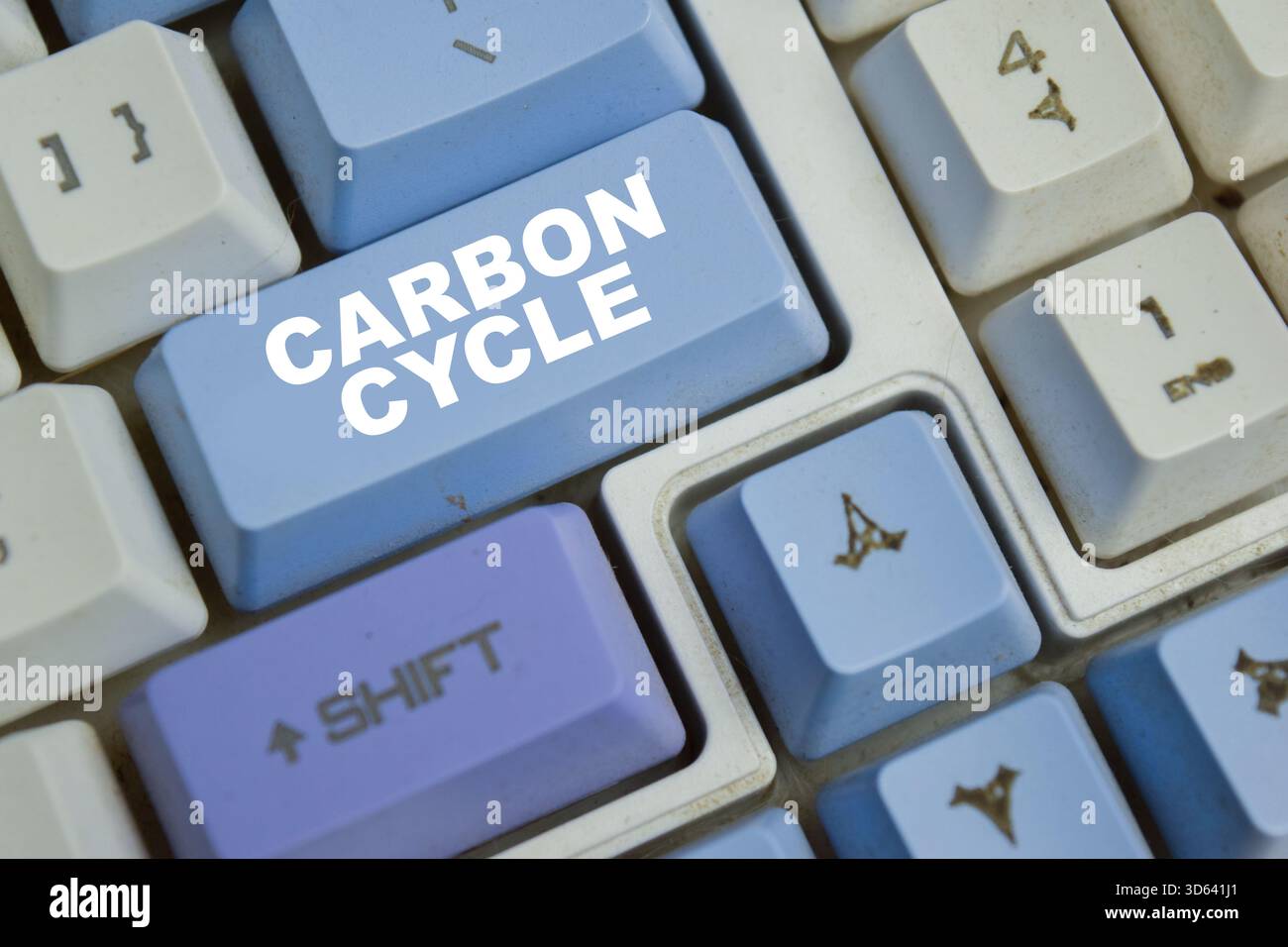 Kohlenstoffkreislauf – Prozess, bei dem Kohlenstoffatome kontinuierlich von der Atmosphäre zur Erdtaste auf der Tastatur gelangen Stockfoto