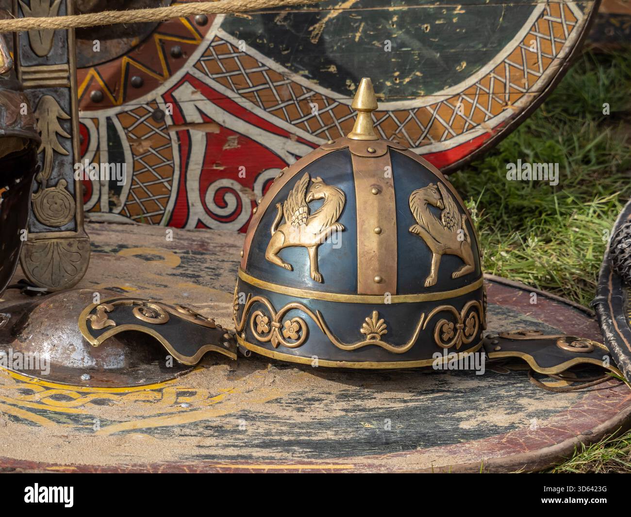 Targu Jiu, Gorj, Rumänien – 24. Mai 2025: Römischer Kampfhelm beim Rhabon fest Festival. Stockfoto