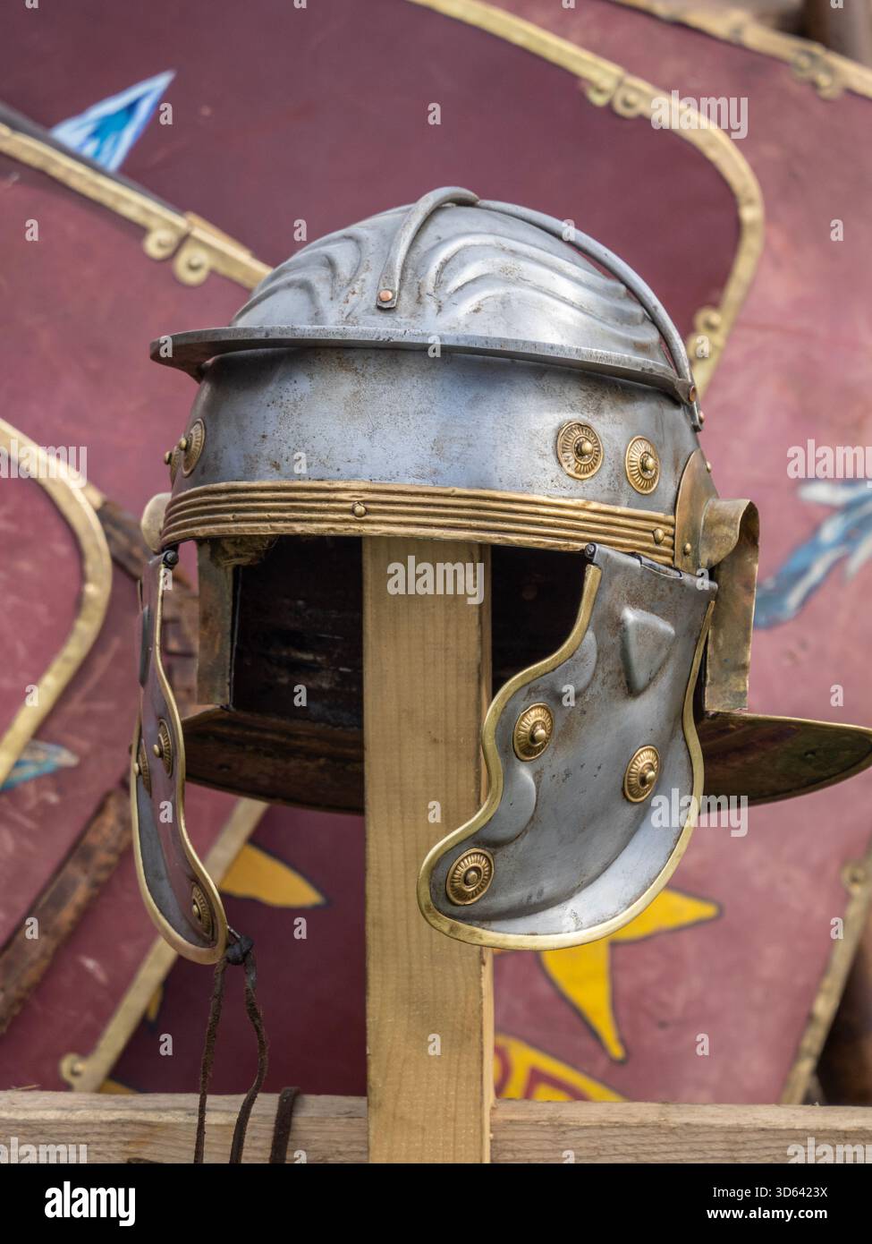 Targu Jiu, Gorj, Rumänien – 24. Mai 2025: Römischer Kampfhelm beim Rhabon fest Festival. Stockfoto